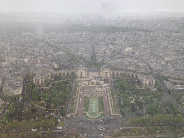 Snijeg u Parizu,  Kali ‏@Kalipointbarre
